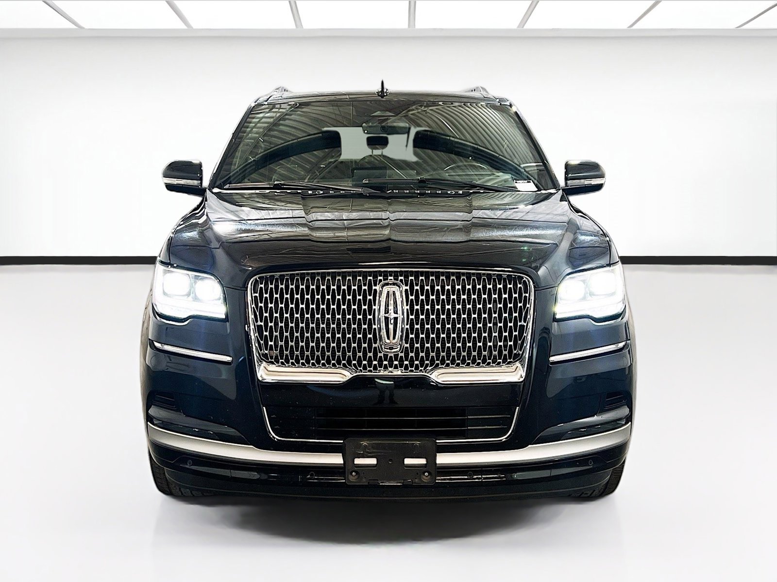 Used 2024 Lincoln Navigator Reserve image 2