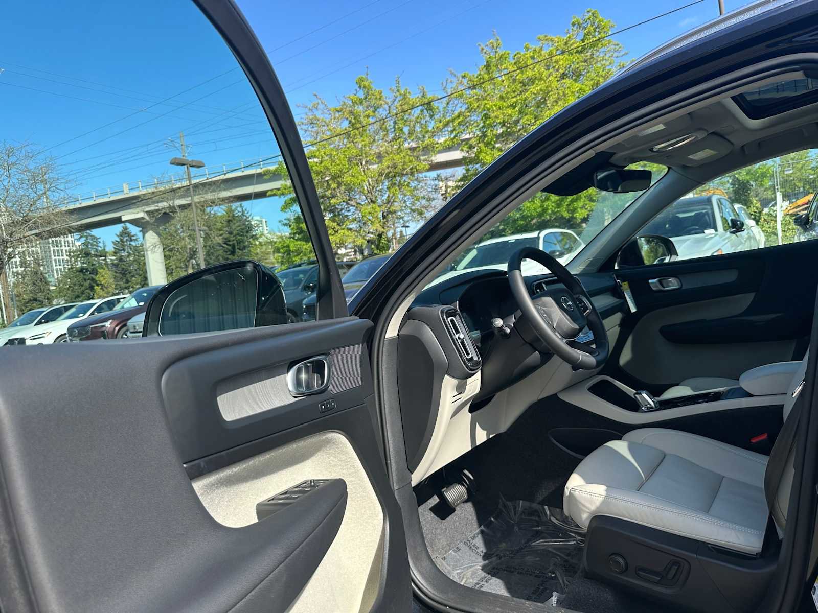 Used 2025 Volvo XC40 B5 Plus w/ Protection Package Premier AWD/4WD image 20