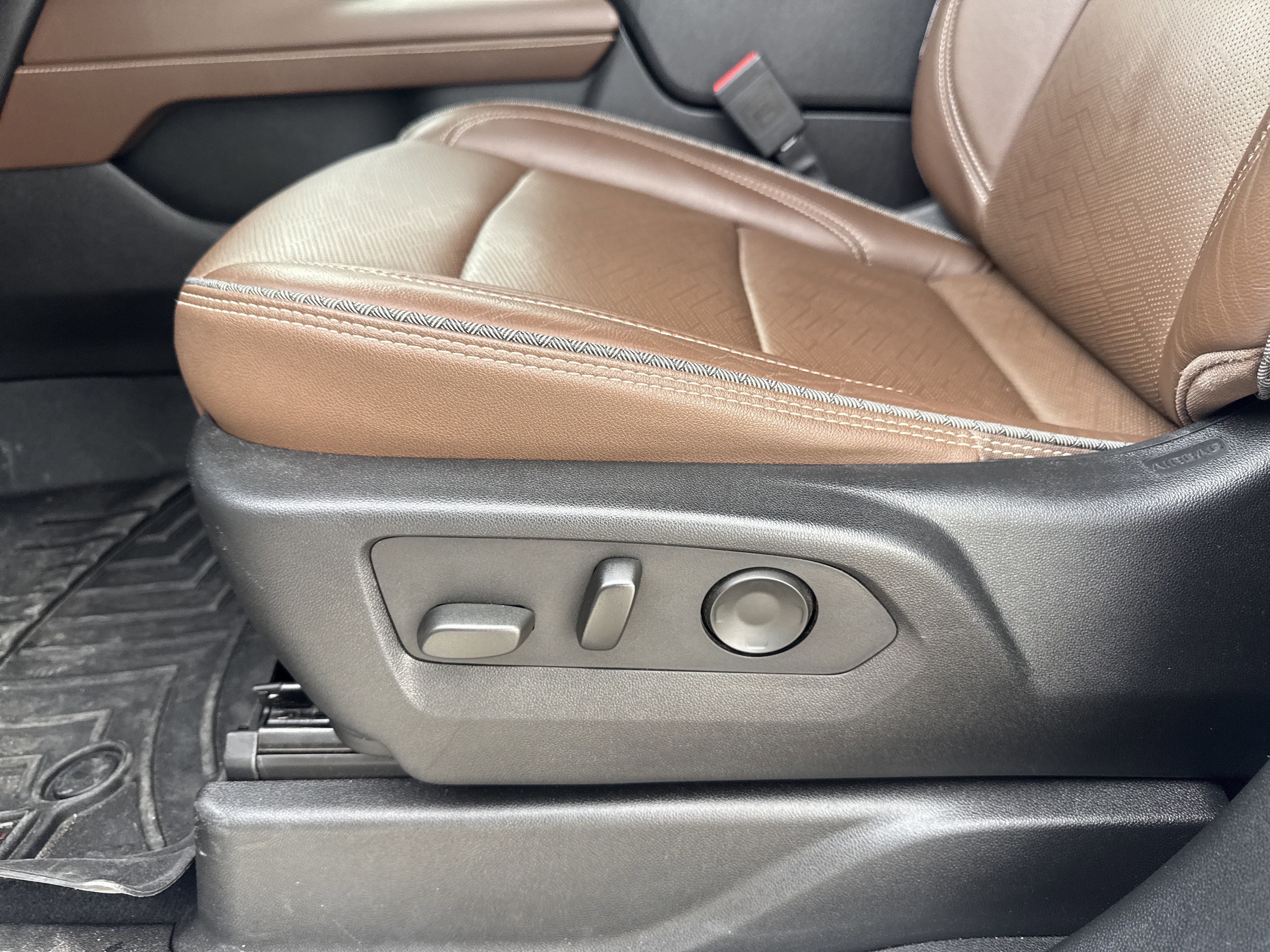 Used 2024 Chevrolet Suburban High Country w/ Max Trailering Package AWD/4WD image 7