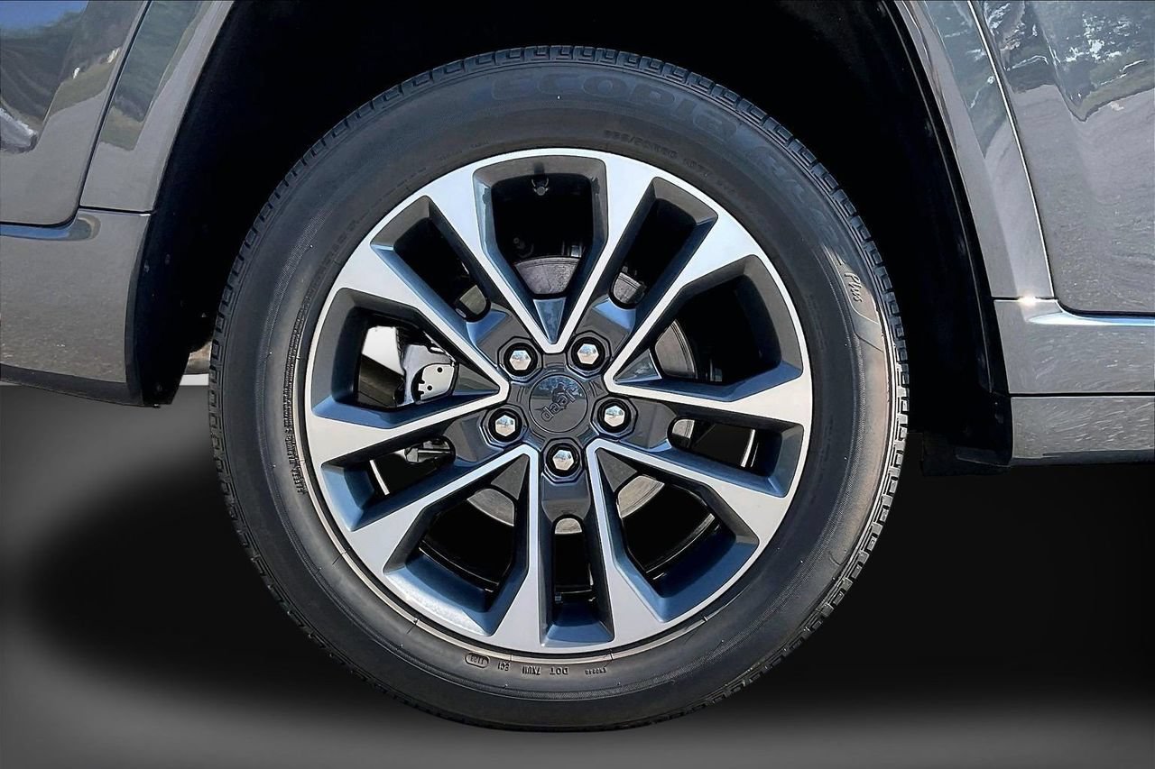 Certified 2023 Jeep Grand Cherokee Overland AWD/4WD image 37