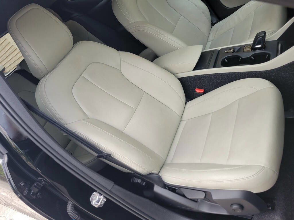 Used 2020 Volvo XC40 T4 Momentum image 20