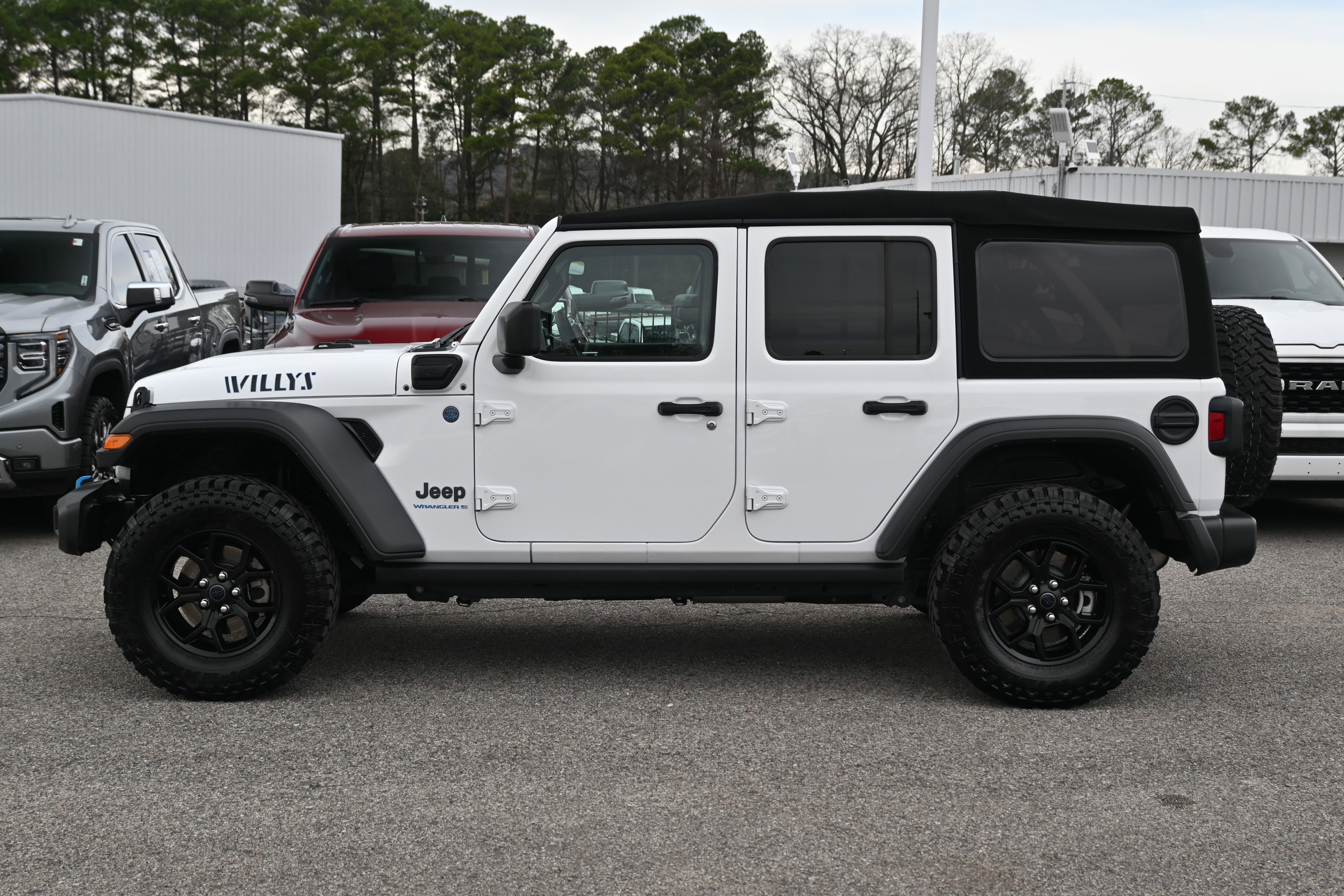 Used 2024 Jeep Wrangler Willys image 9