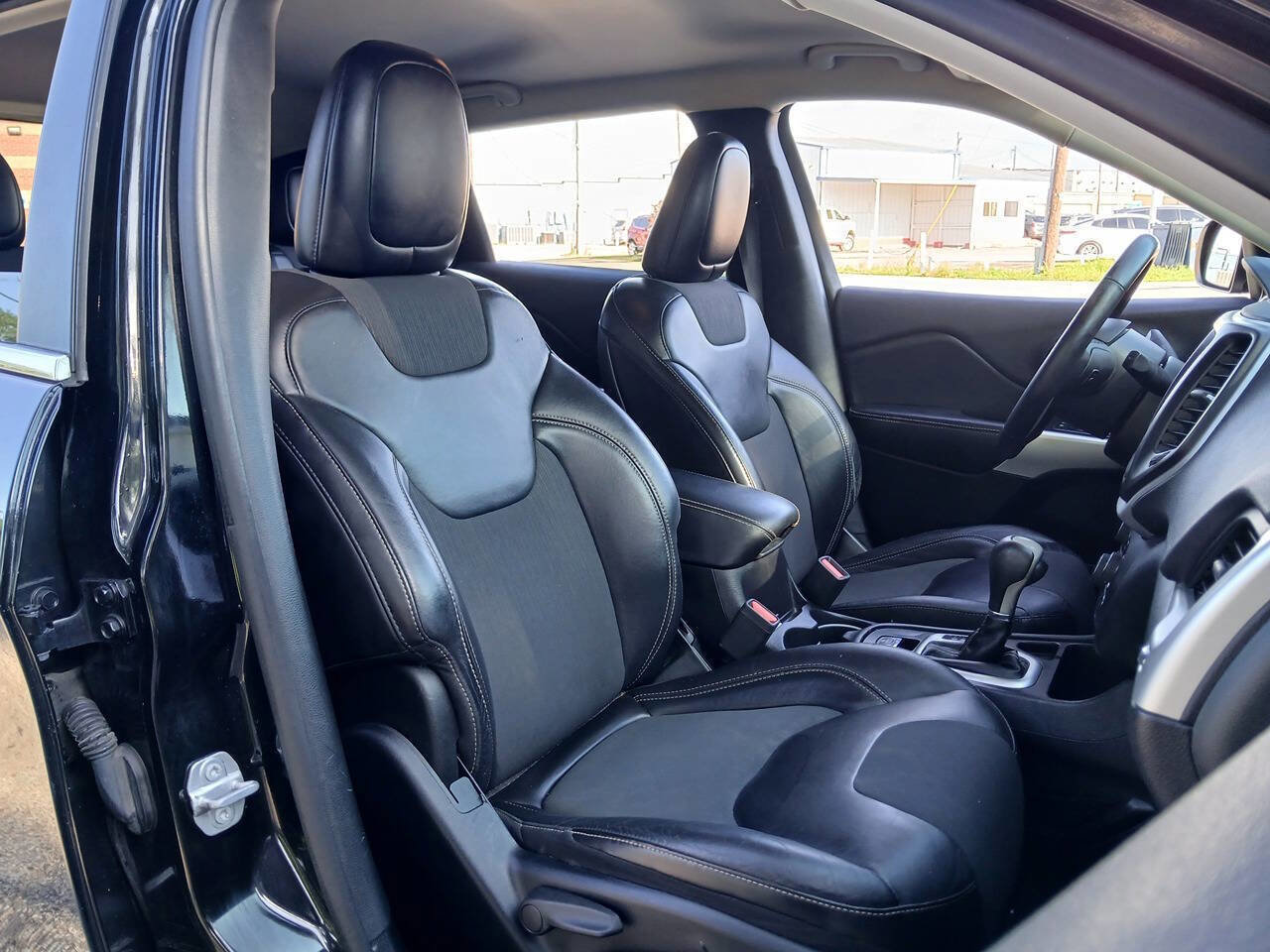 Used 2018 Jeep Cherokee Latitude Plus FWD image 14