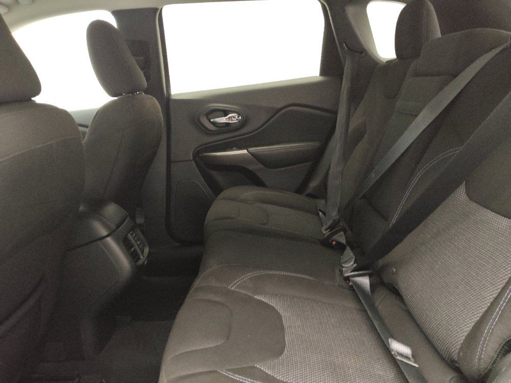 Used 2019 Jeep Cherokee Latitude w/ Popular Appearance Group FWD image 18