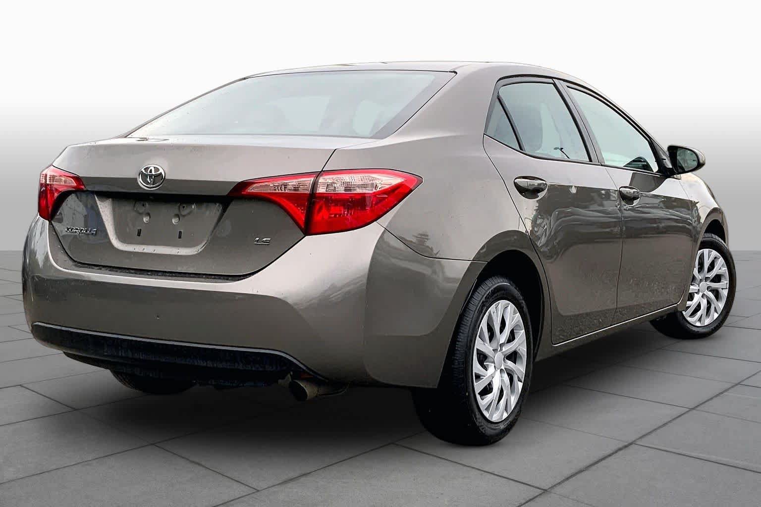 Used 2018 Toyota Corolla LE FWD image 13