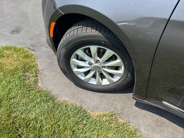 Used 2019 Chrysler Pacifica Touring-L FWD image 29