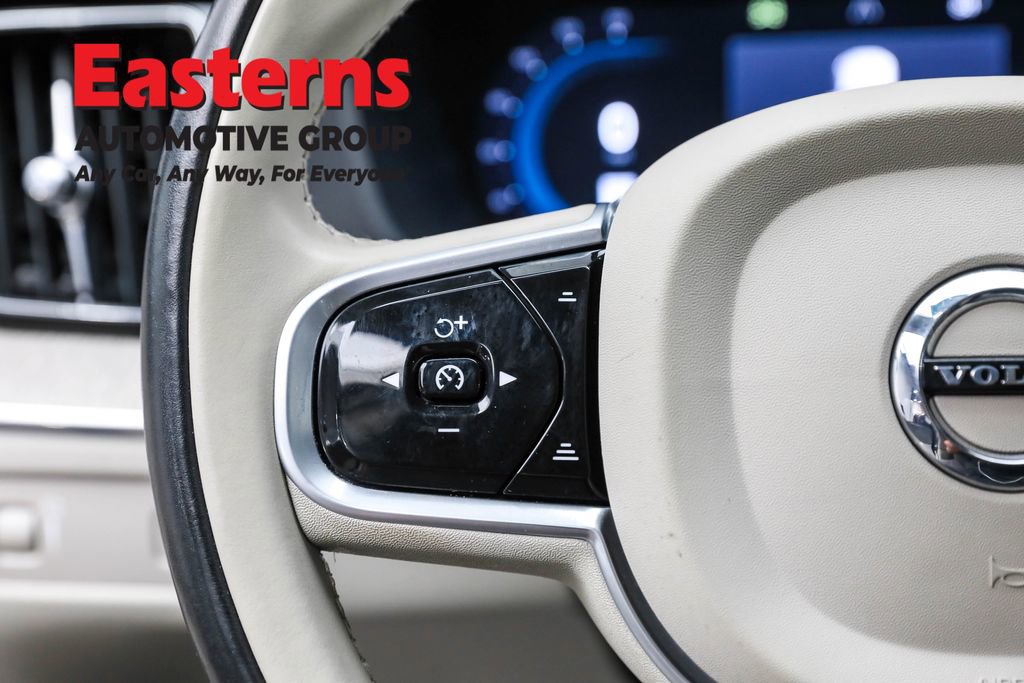 Used 2022 Volvo XC60 B6 Inscription image 15