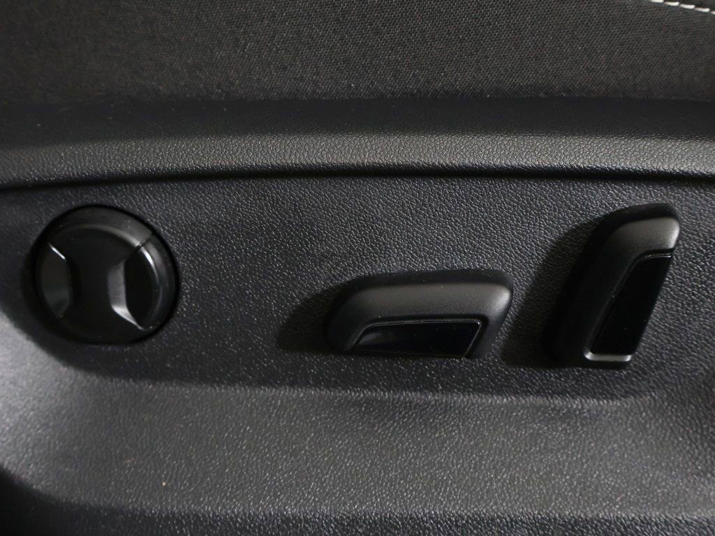 Used 2022 Volkswagen Atlas Cross Sport SE image 32