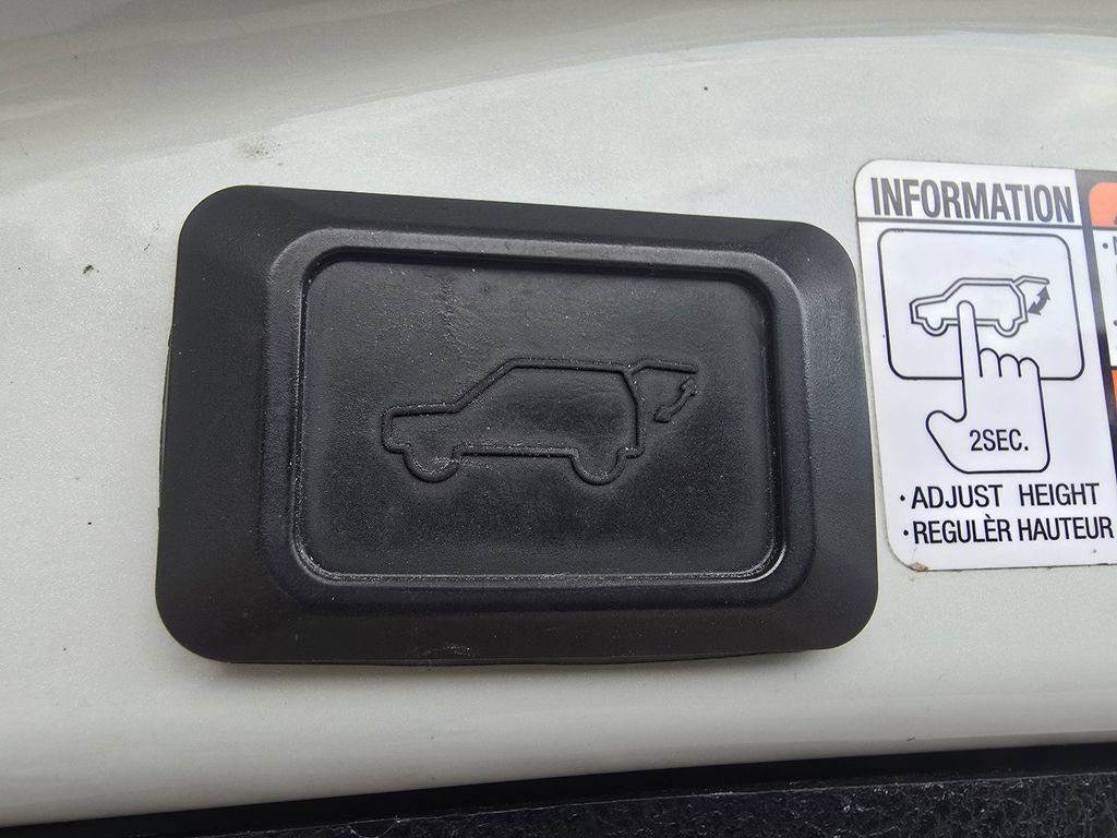 Used 2014 Toyota RAV4 Limited w/ Technology Package AWD/4WD image 18