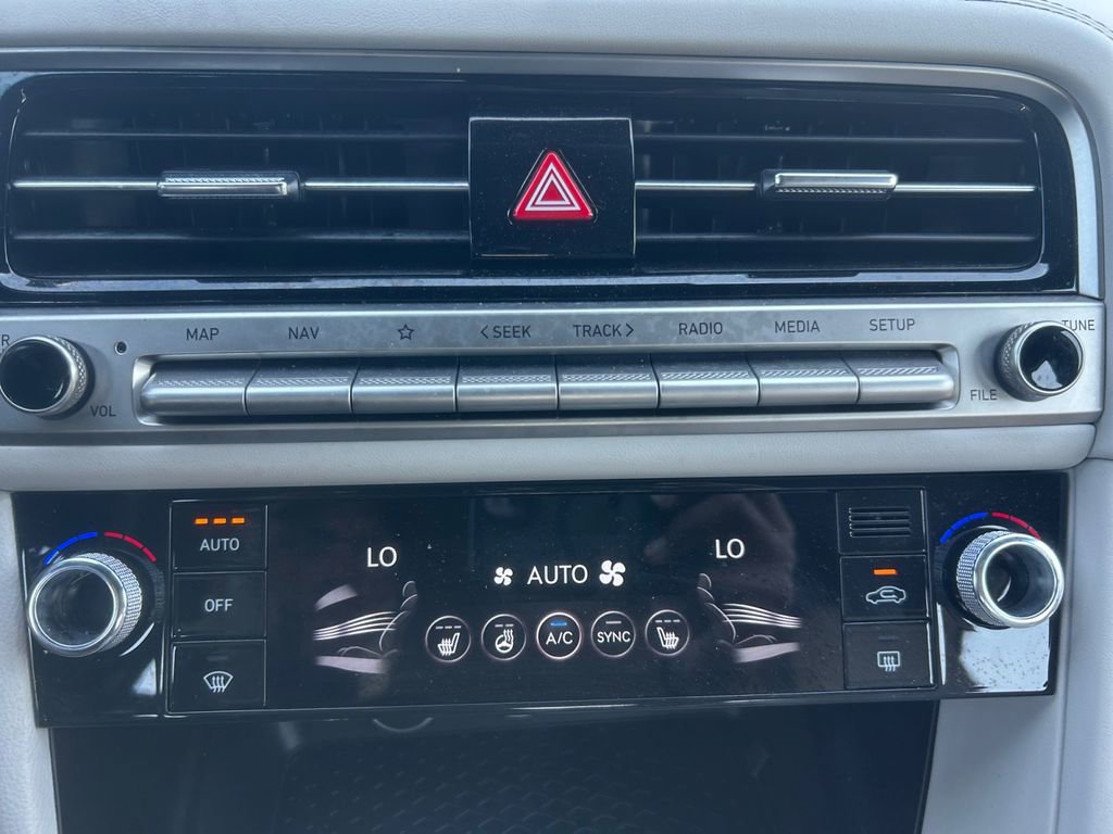 Used 2025 Genesis G70 2.5T AWD/4WD image 23