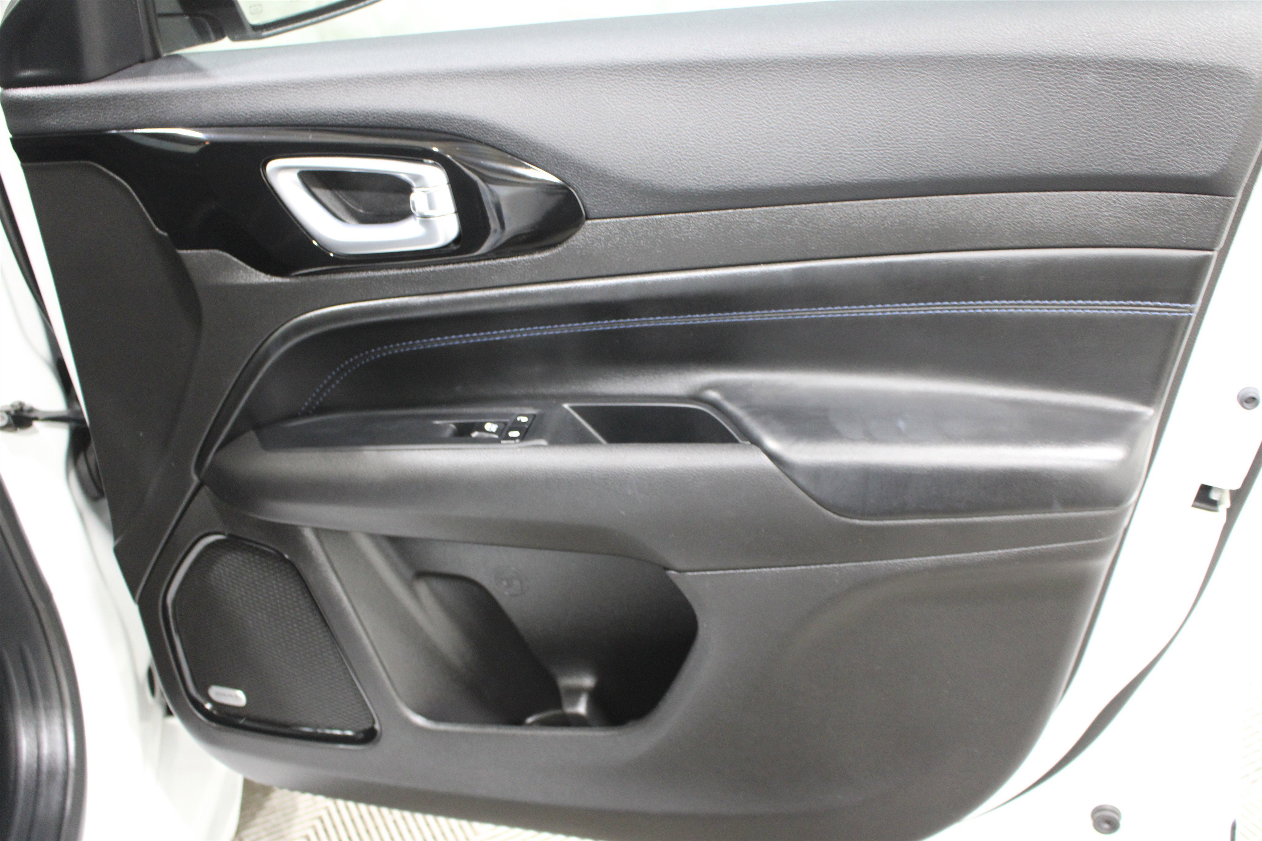 Used 2025 Jeep Compass Limited w/ High Altitude Package image 27