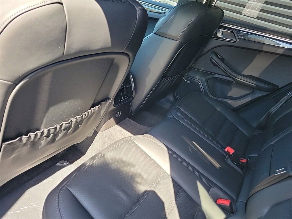 Certified 2025 Porsche Macan image 13