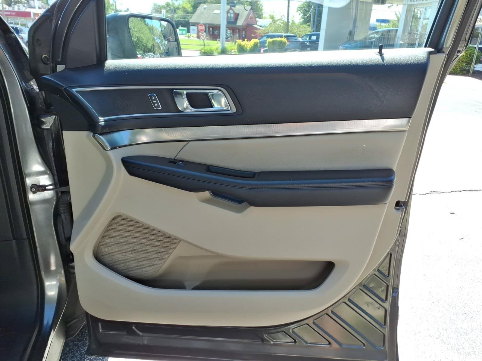 Certified 2018 Ford Explorer XLT w/ Equipment Group 202A AWD/4WD image 30