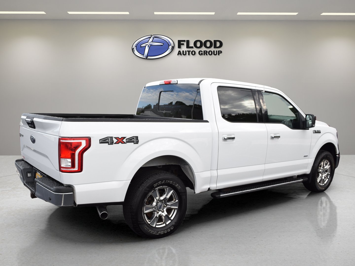 Used 2017 Ford F150 XLT w/ Equipment Group 302A Luxury AWD/4WD image 3