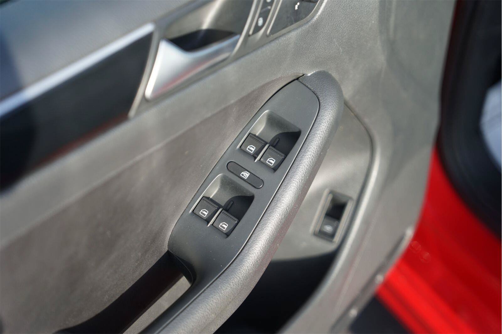 Used 2015 Volkswagen Jetta Sport FWD image 29