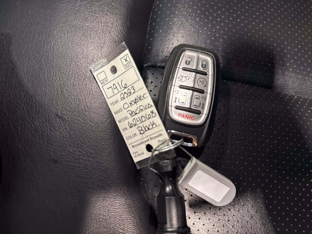 Used 2023 Chrysler Pacifica Touring-L FWD image 25