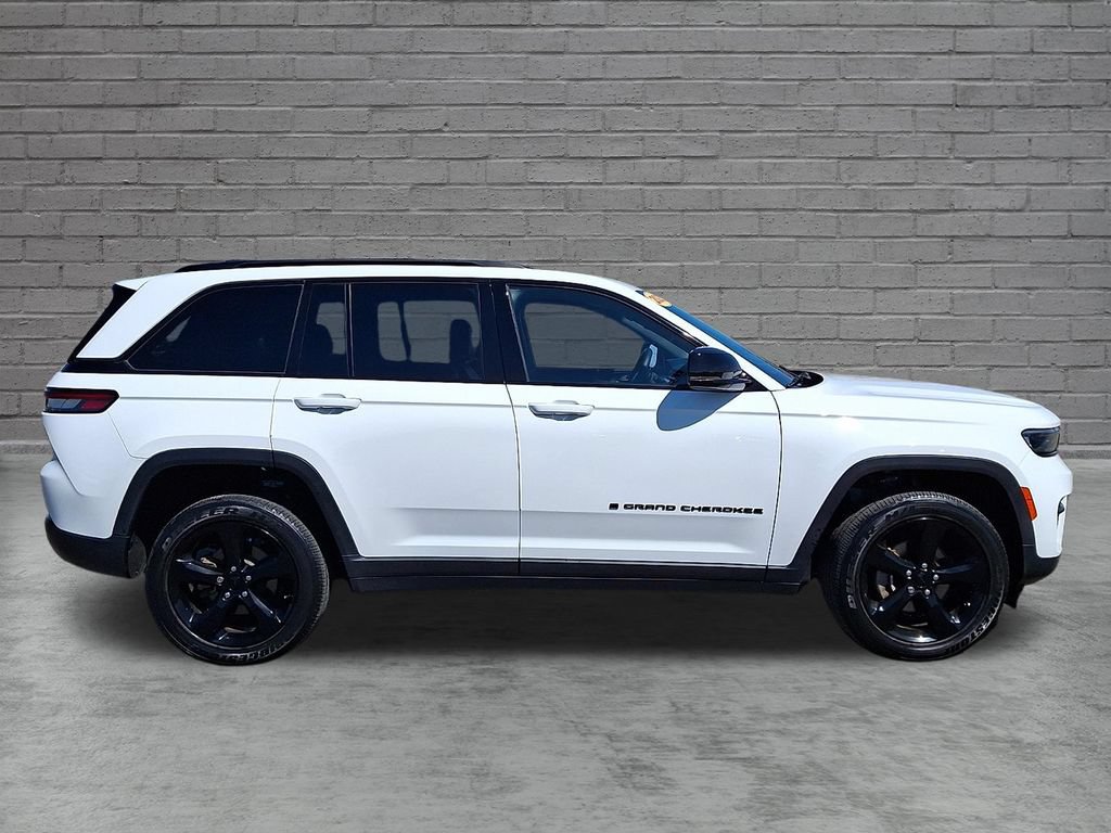 Used 2023 Jeep Grand Cherokee Altitude AWD/4WD image 13