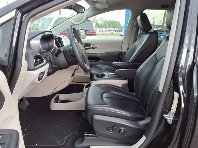 Used 2024 Chrysler Pacifica Touring-L FWD image 14