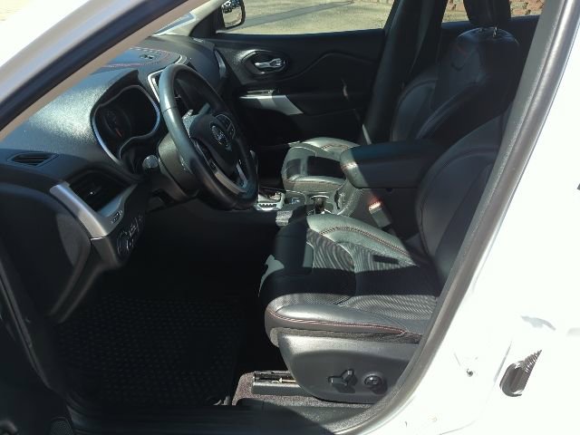 Used 2017 Jeep Cherokee Trailhawk image 16