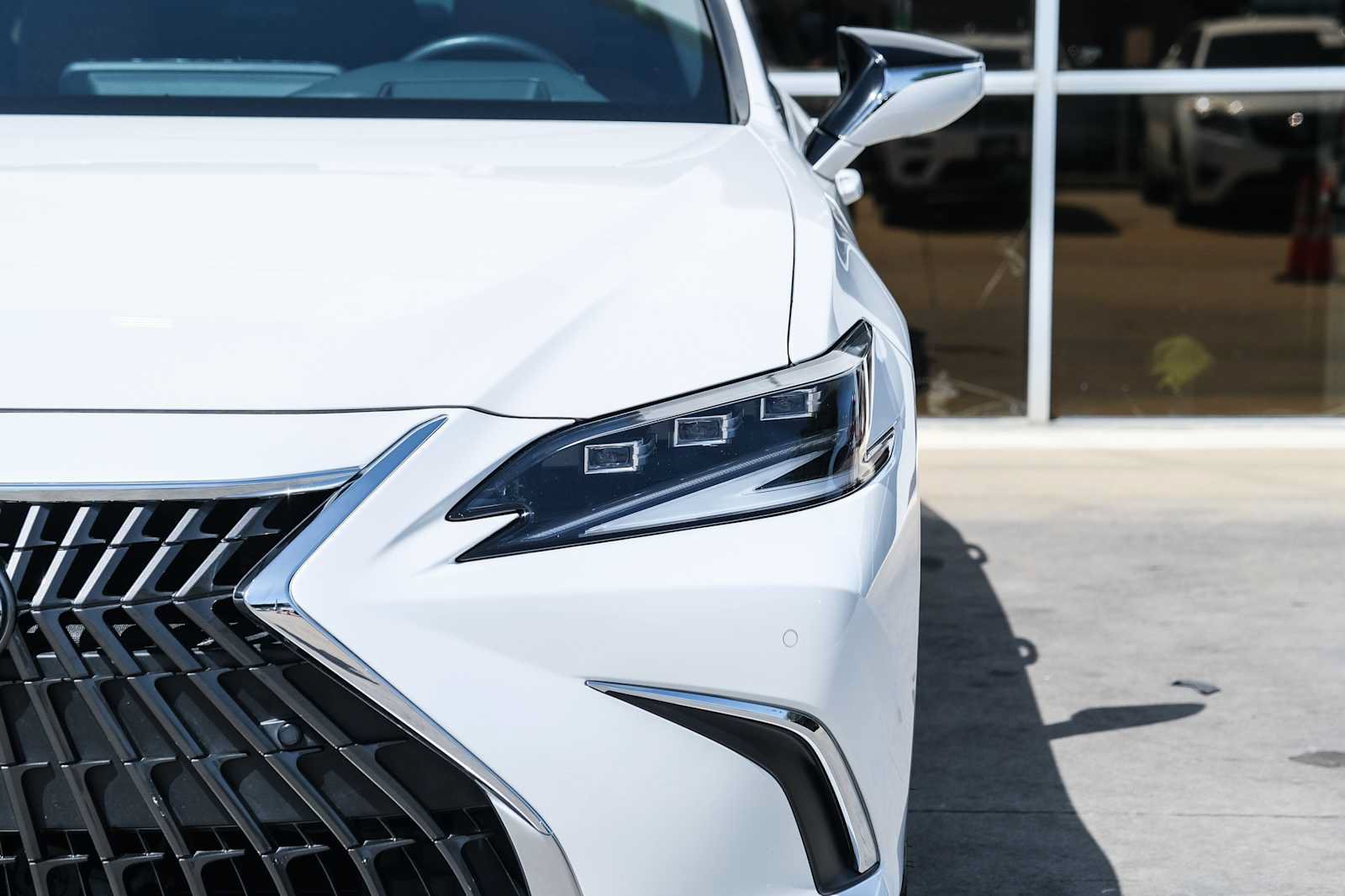 Used 2022 Lexus ES 300h Ultra Luxury w/ Accessory Package 2 FWD image 4