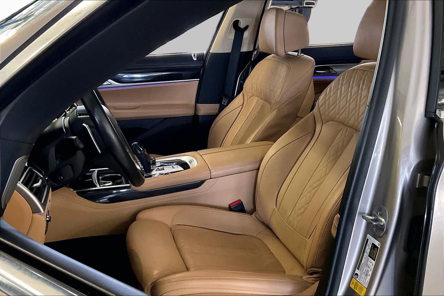 Used 2022 BMW 740i w/ Luxury Rear Seating Package RWD image 7