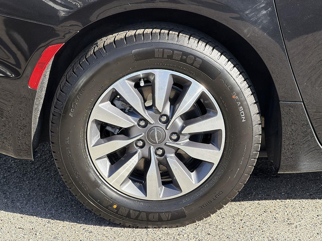 Used 2023 Chrysler Pacifica Touring-L FWD image 31