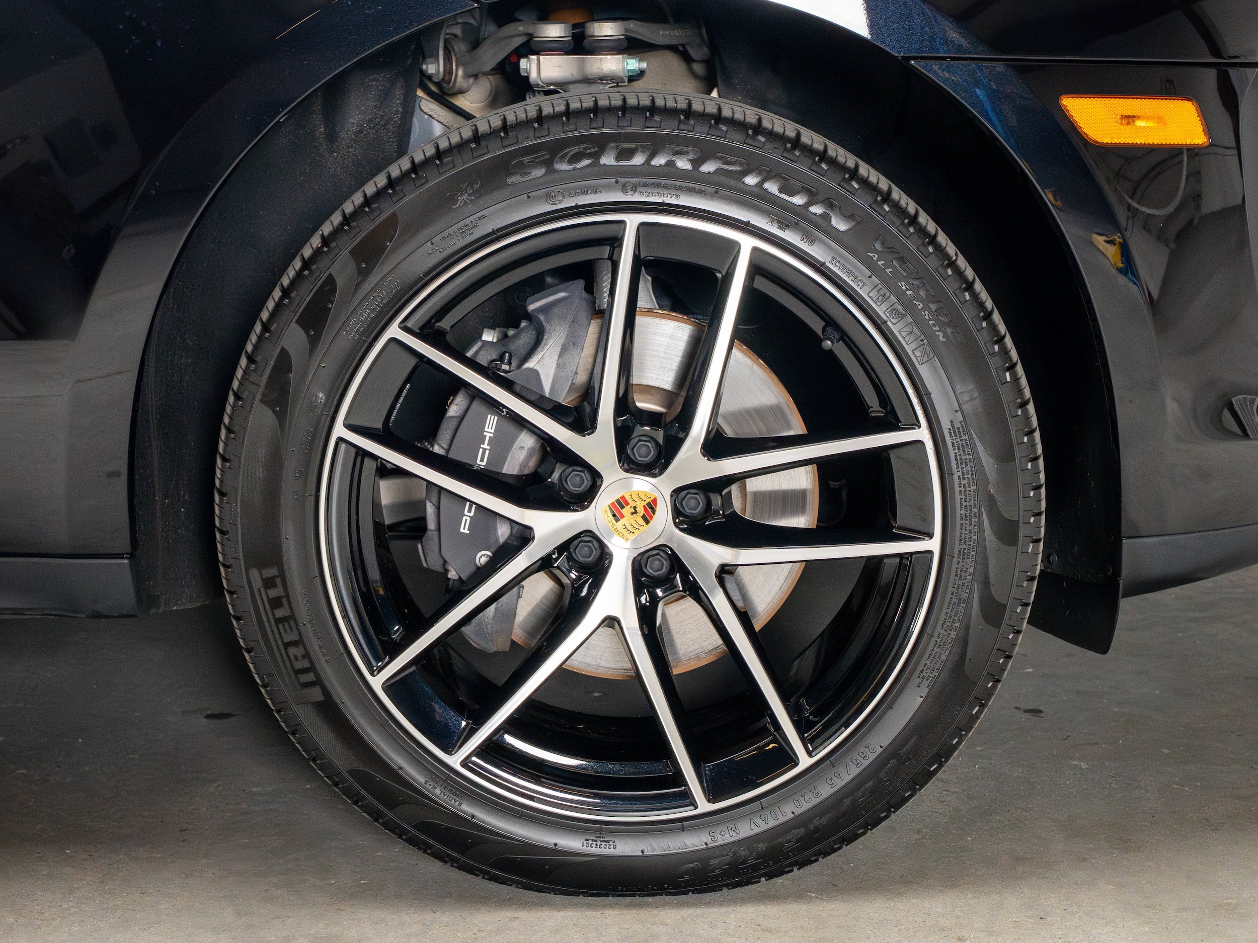 Certified 2025 Porsche Macan AWD/4WD image 17