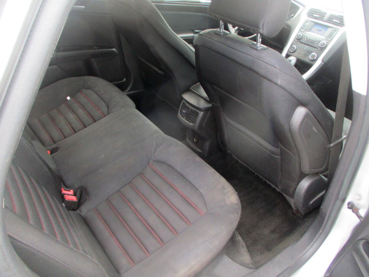 Used 2016 Ford Fusion SE w/ Equipment Group 201A FWD image 9