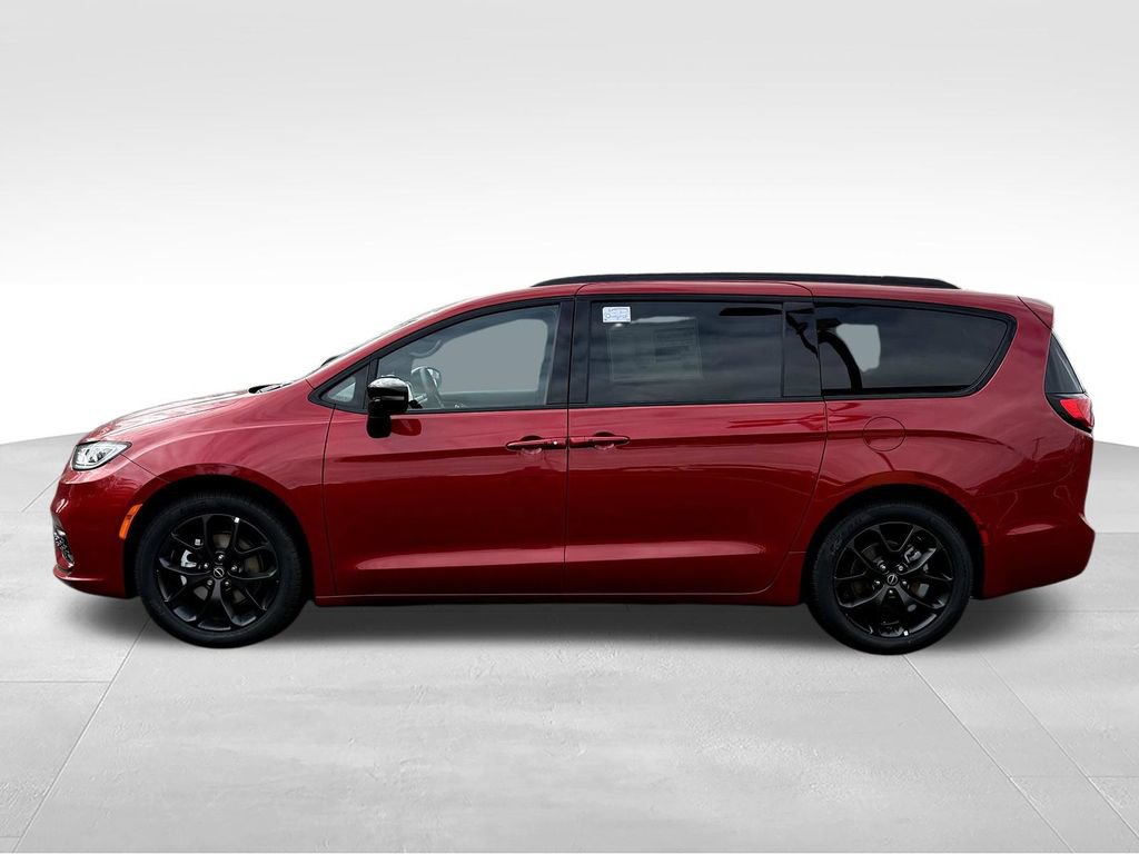 New 2026 Chrysler Pacifica Limited w/ Uconnect Theater Family Group FWD image 4