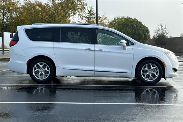 Used 2020 Chrysler Pacifica Limited image 3