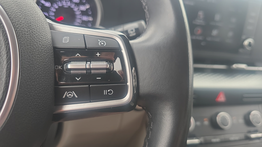 Used 2023 Kia Carnival LX FWD image 23