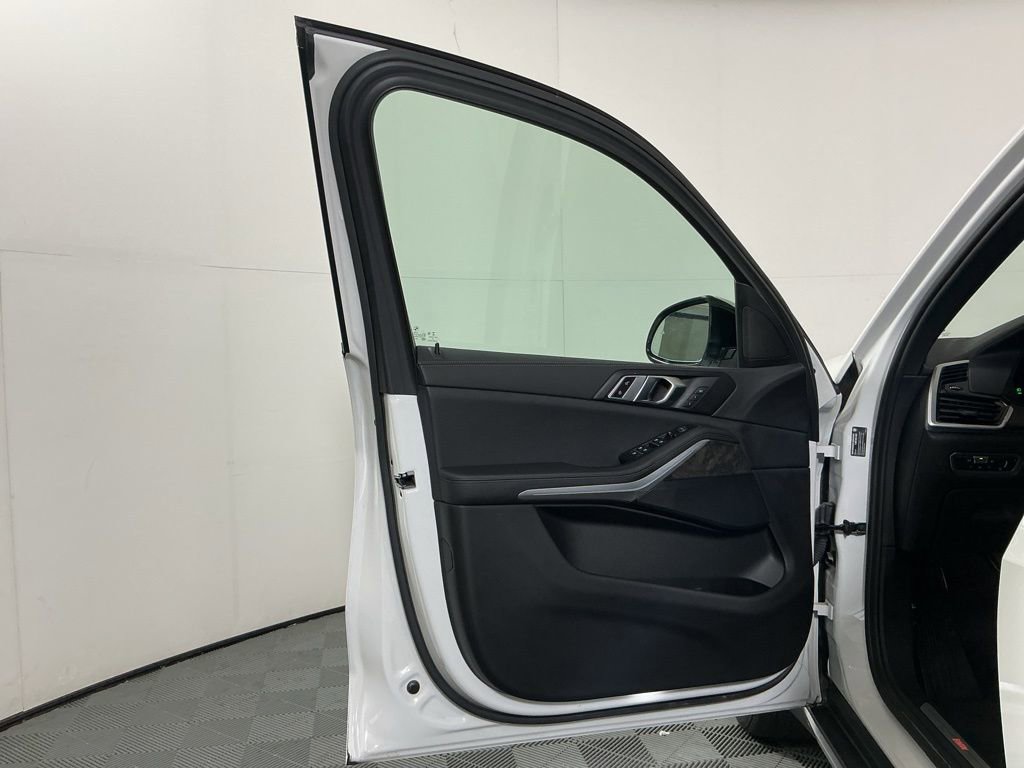 Certified 2022 BMW X5 xDrive40i w/ Parking Assistance Package AWD/4WD image 19