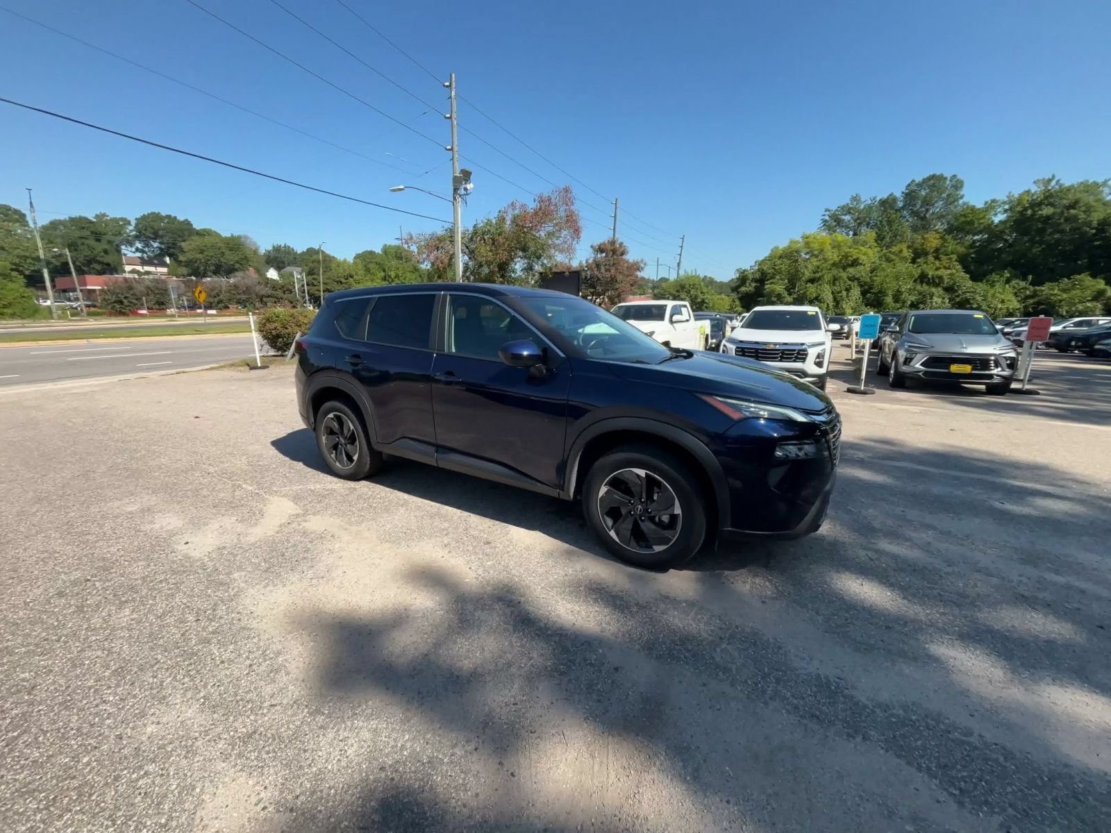 Used 2025 Nissan Rogue SV FWD image 2