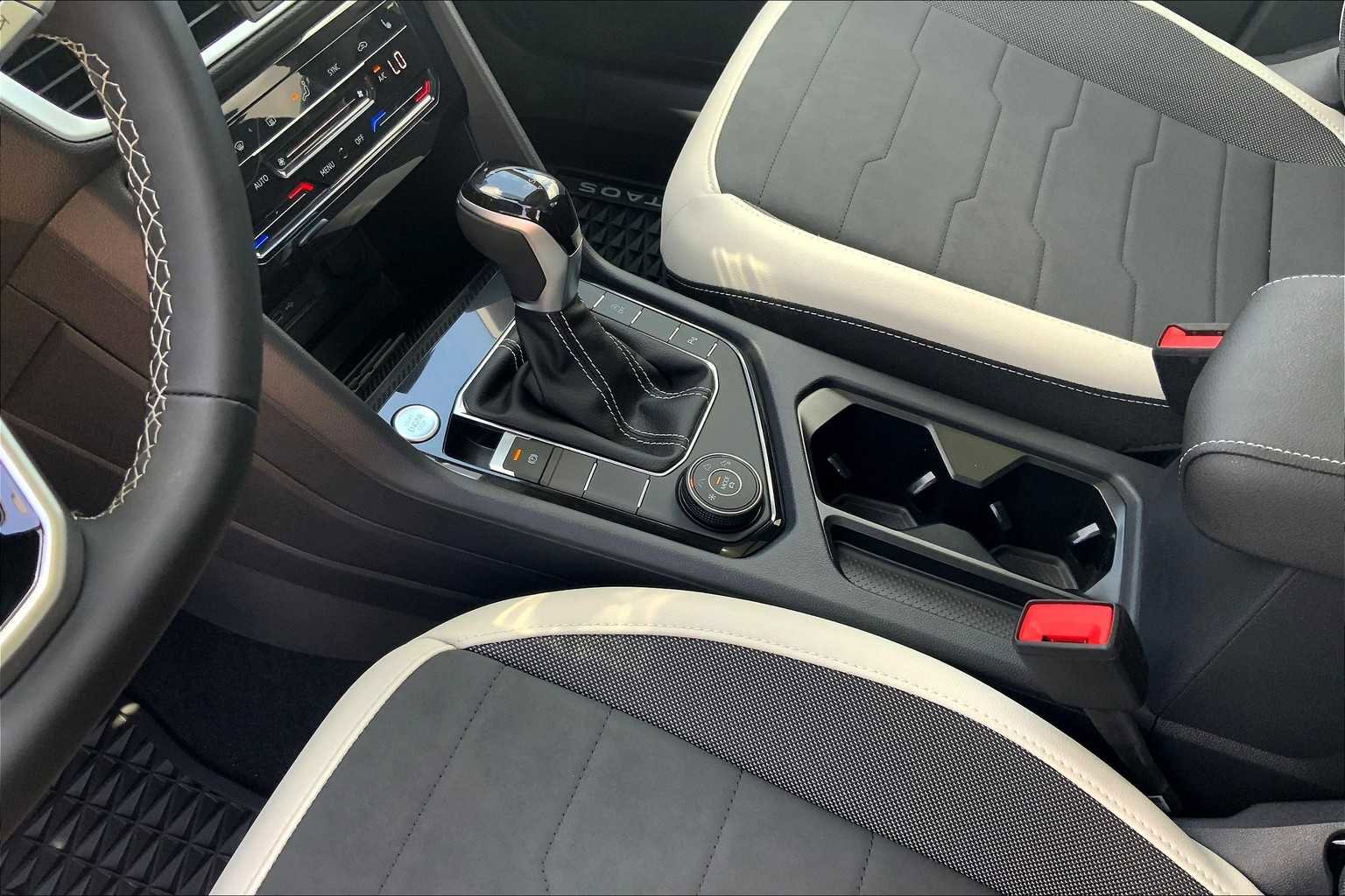 Used 2025 Volkswagen Taos SE AWD/4WD image 7