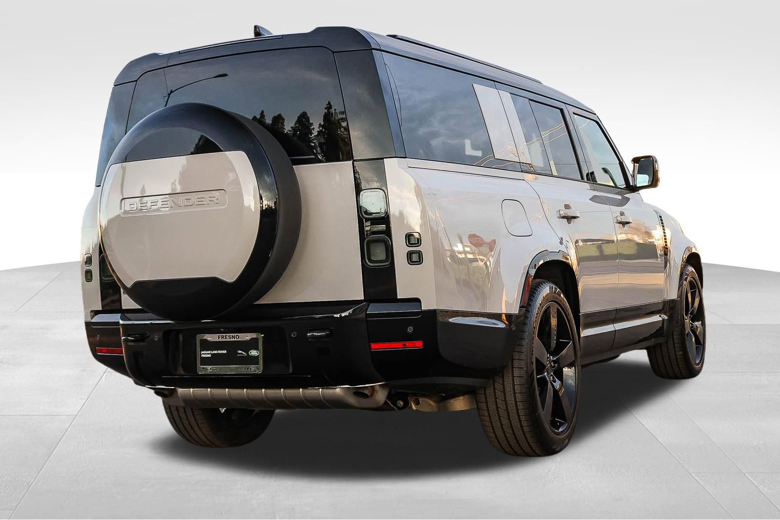 New 2026 Land Rover Defender 130 X-Dynamic SE image 5