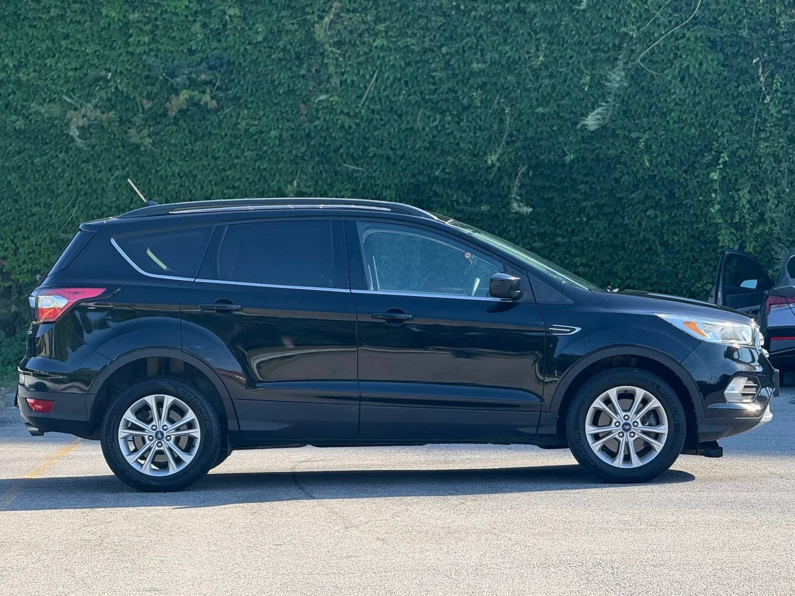Used 2018 Ford Escape SE w/ SE Sync 3 Package AWD/4WD image 5