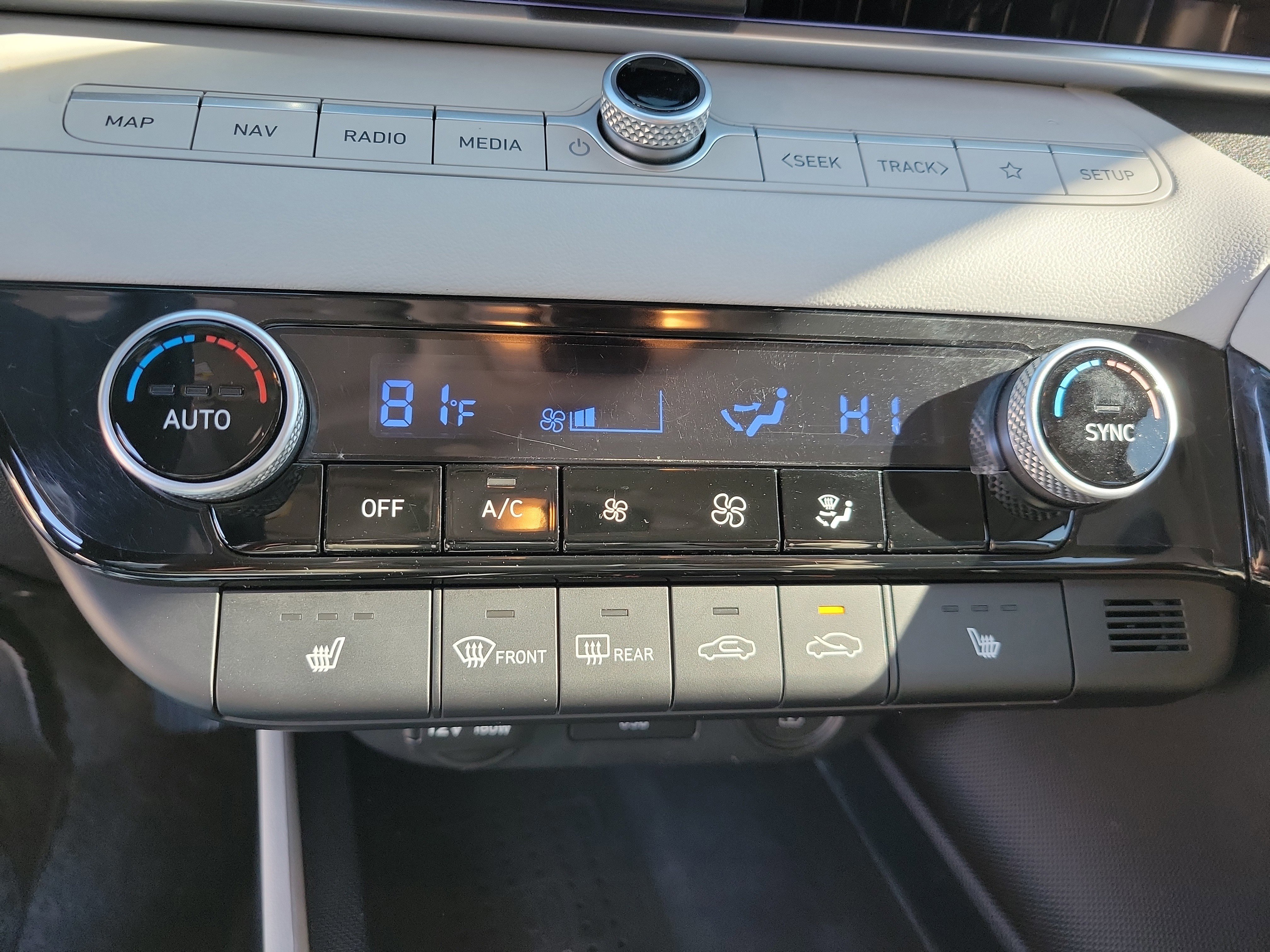 Used 2023 Hyundai Elantra Limited image 30