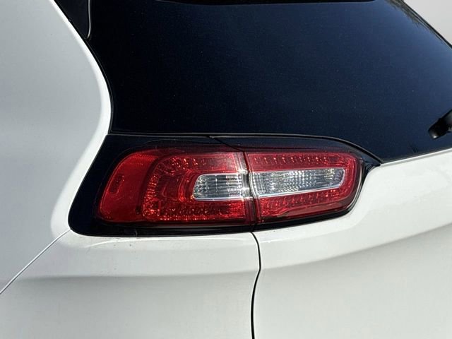 Used 2018 Jeep Cherokee Latitude w/ Safety Group image 8