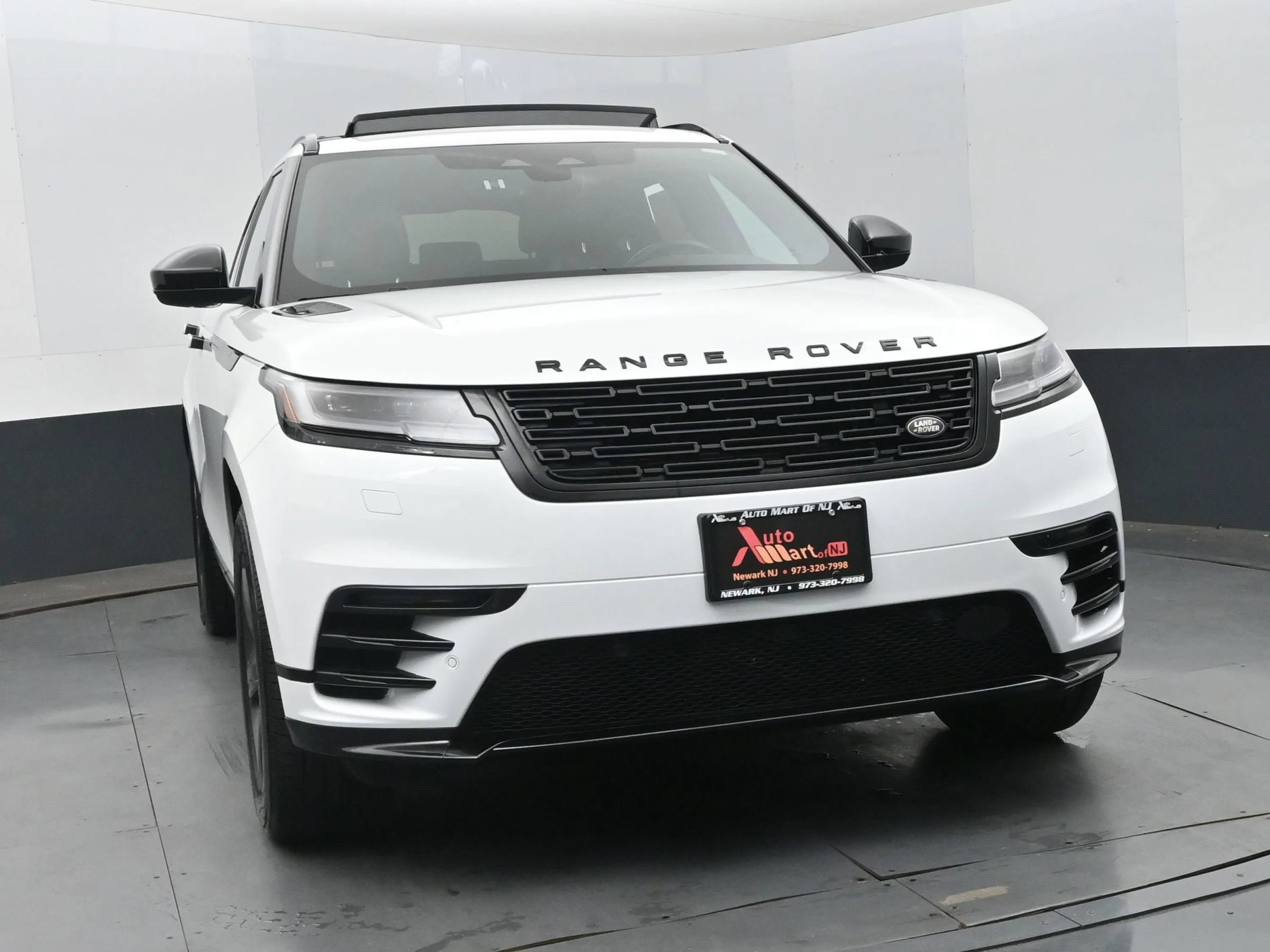 Used 2025 Land Rover Range Rover Velar Dynamic SE AWD/4WD image 3
