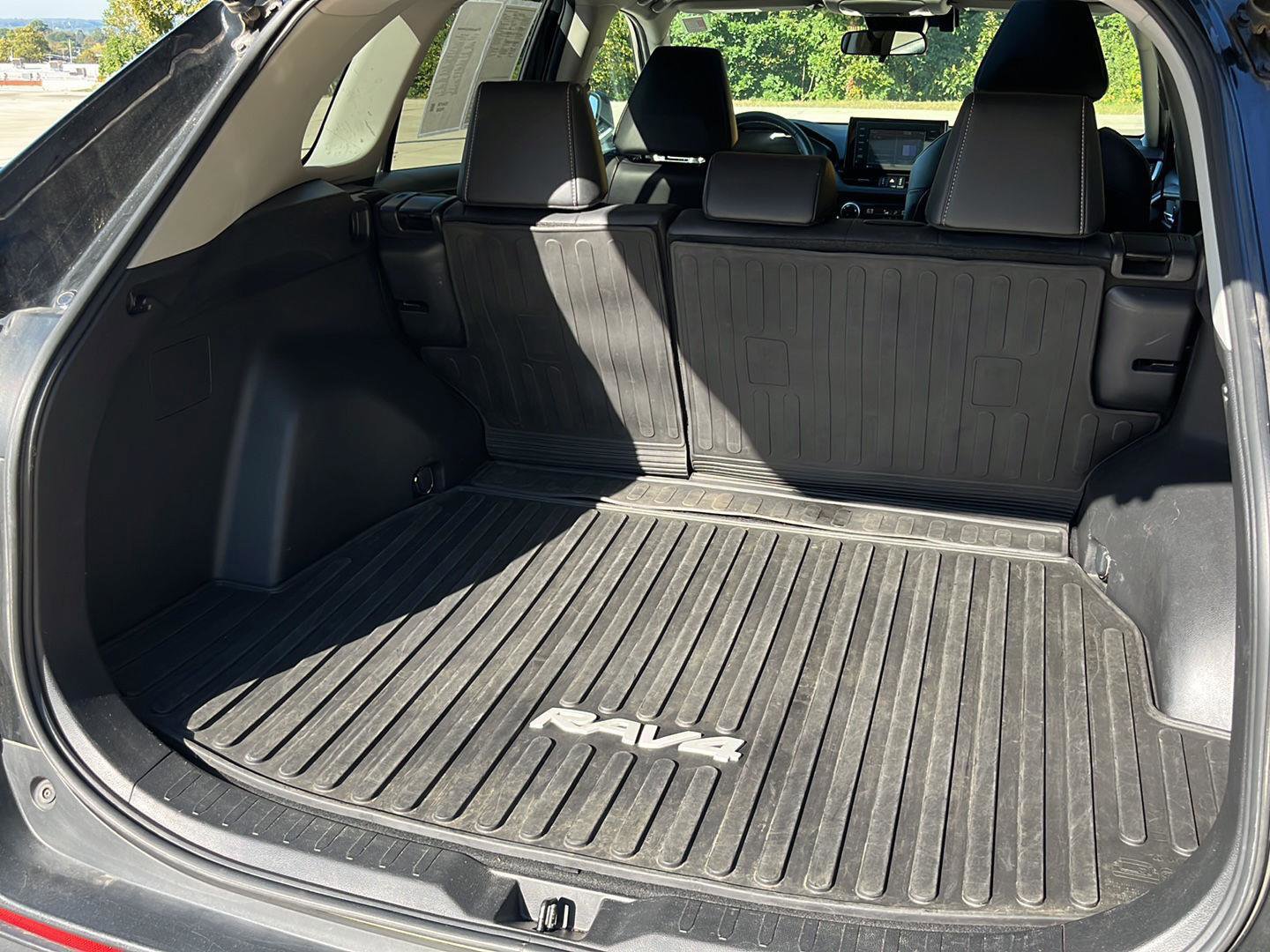 Used 2022 Toyota RAV4 XLE Premium image 26