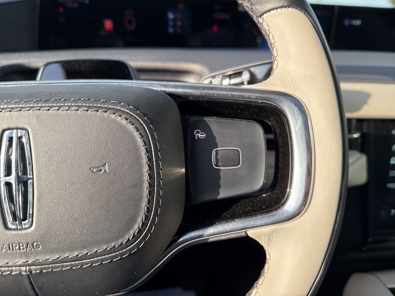 Used 2025 Lincoln Navigator L Reserve image 36