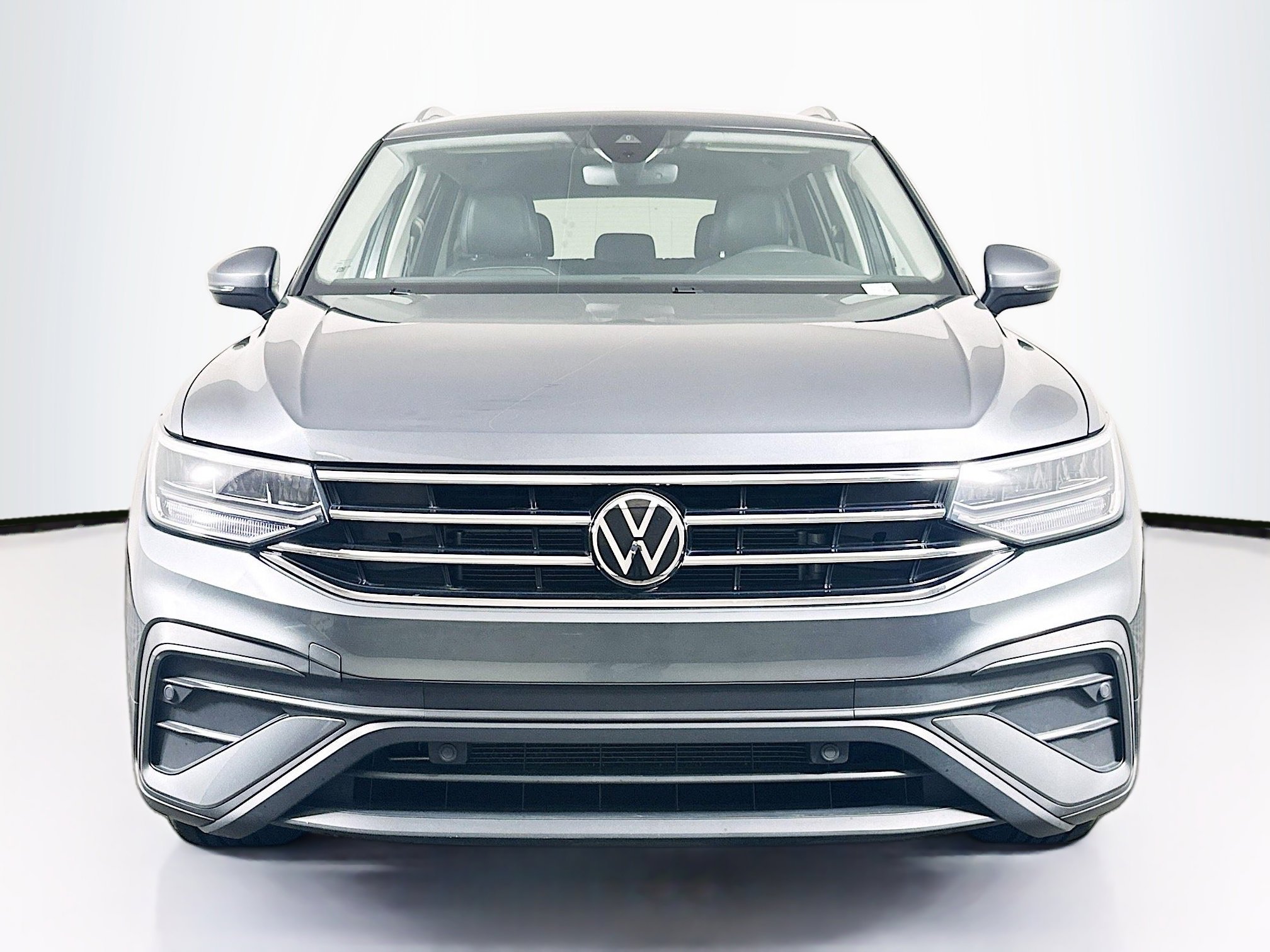Used 2023 Volkswagen Tiguan SE image 2