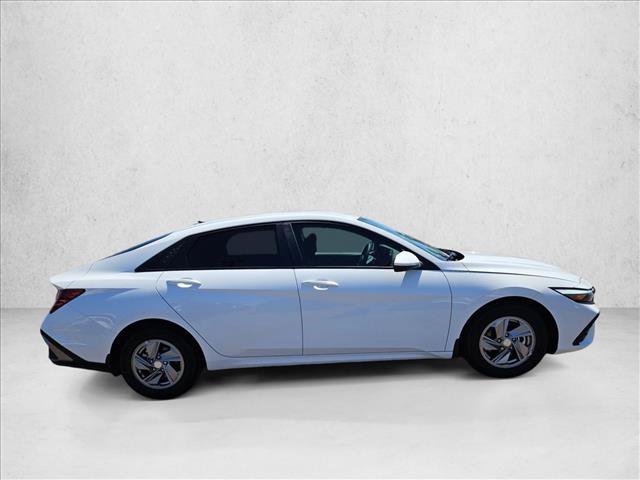 Used 2025 Hyundai Elantra SE FWD image 4