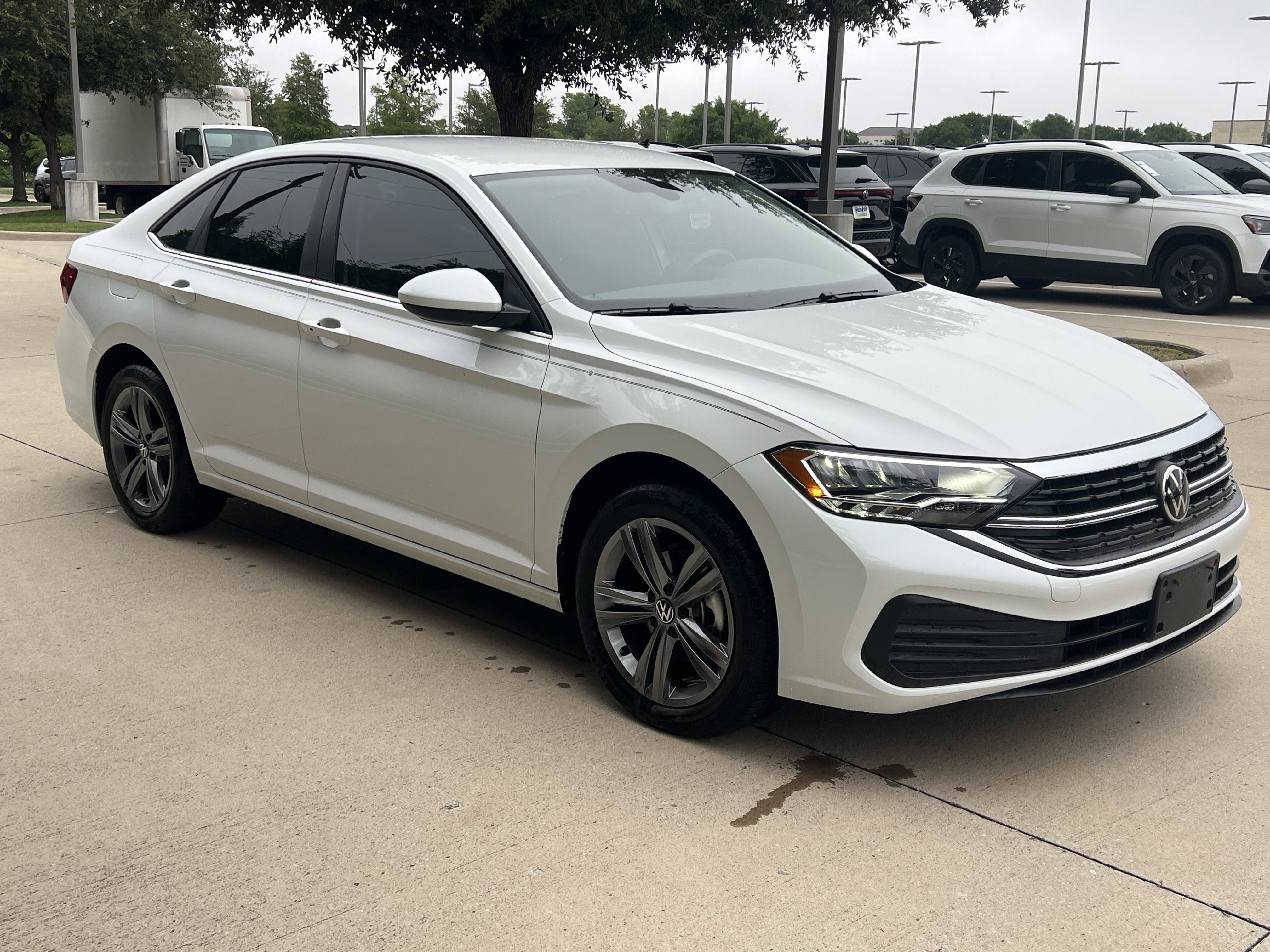 Certified 2022 Volkswagen Jetta SE FWD image 2
