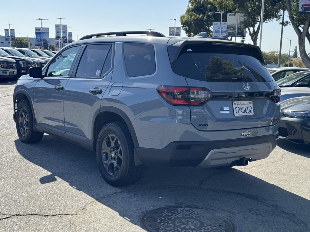 Used 2025 Honda Pilot TrailSport image 4