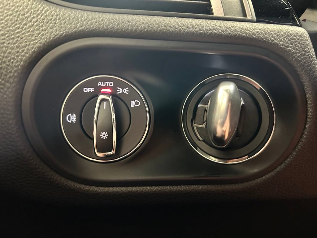 Certified 2021 Porsche Macan AWD/4WD image 10