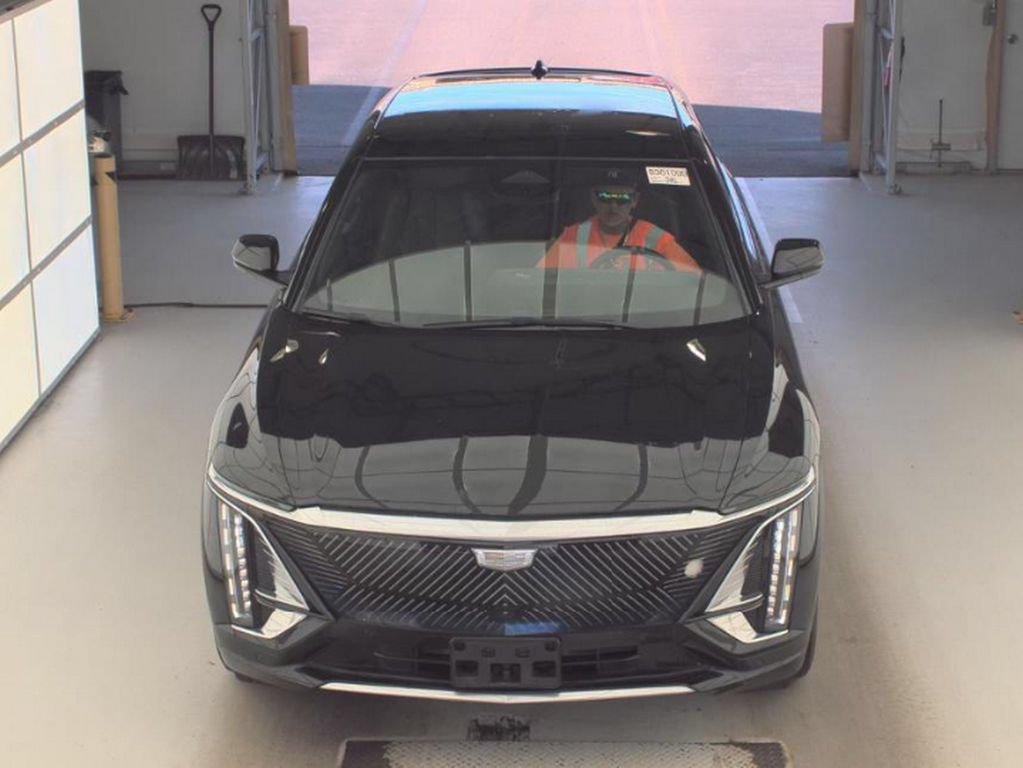 Used 2024 Cadillac Lyriq Luxury AWD/4WD image 2
