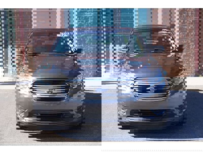 Used 2018 Ford Taurus SE image 2