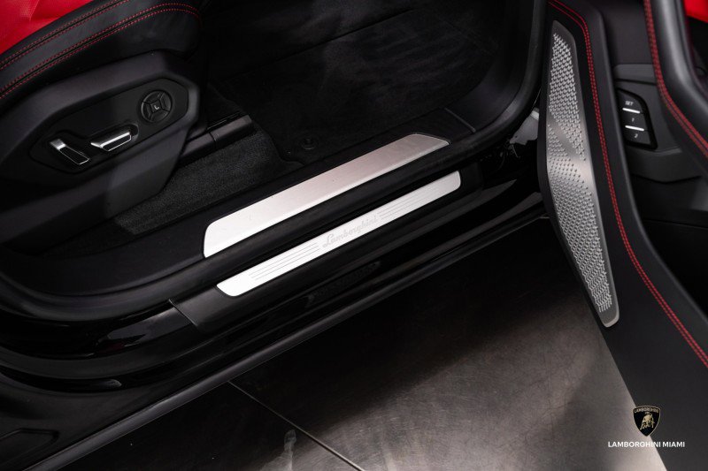 Used 2019 Lamborghini Urus image 42