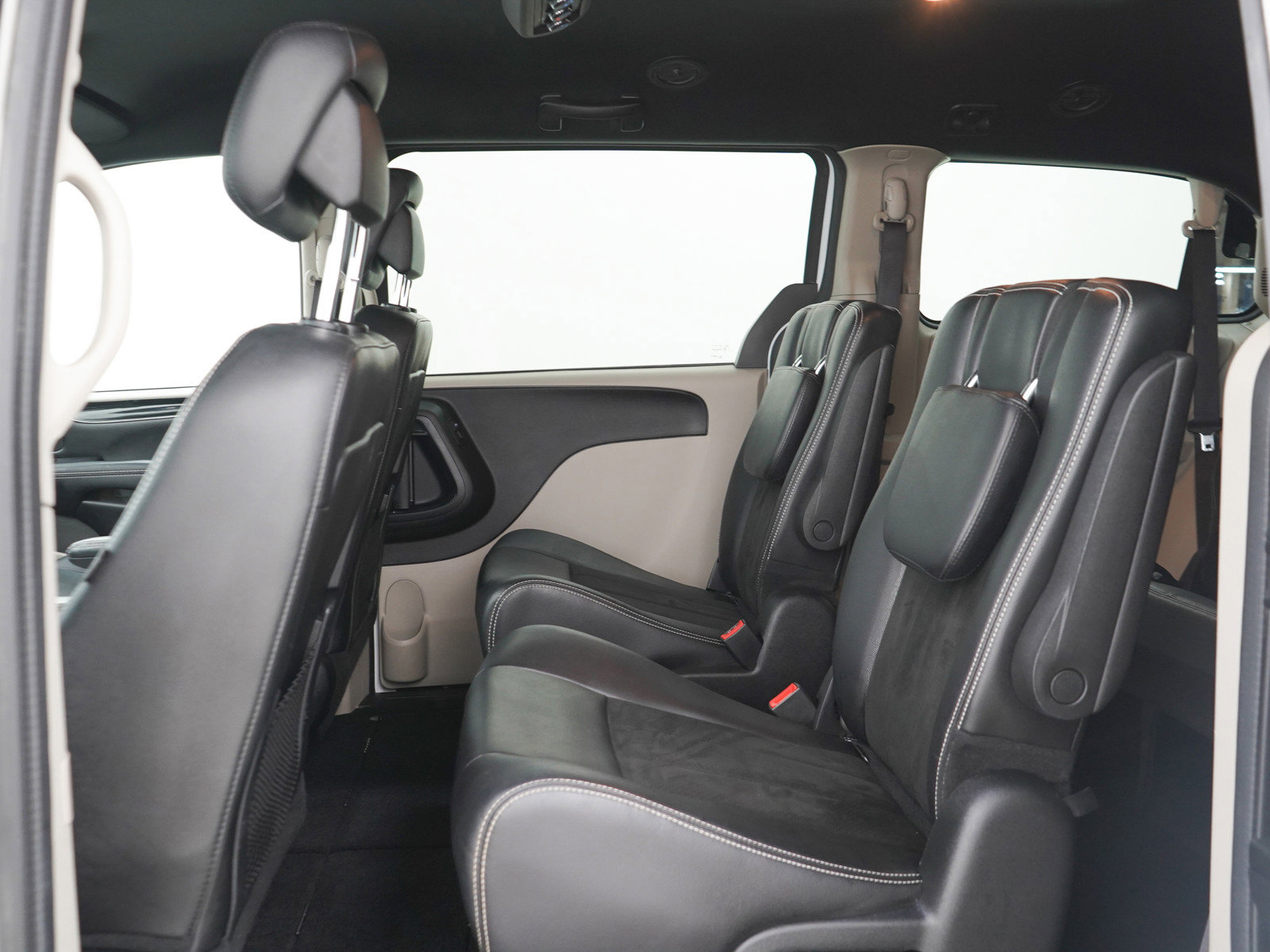 Used 2019 Dodge Grand Caravan SXT w/ Rear Park Assist Package FWD image 22